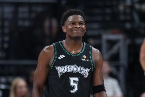 手还挺凉！爱德华兹半场8中1&三分4中0得7分 另有4板4助1断