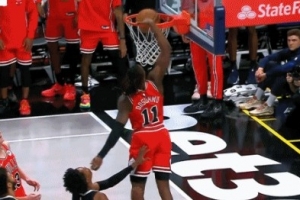 贾马尔·穆雷突破分球失误 武切维奇抢断助道苏姆反击单臂暴扣