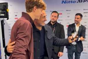 意媒：斯帕莱蒂现场观看ATP总决赛，赛后与冠军得主辛纳合影留念