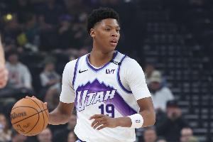 这年轻人！贝利过掉东契奇双手暴扣