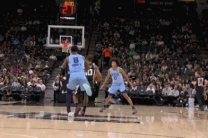 可别再伤了！JJJ回防时踩到哈里森·巴恩斯脚上 崴脚受伤下场