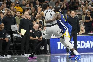 队记：文班是在不敌勇士的比赛中受伤的 2-3周后重新评估