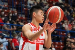 打得可以！赵维伦半场7分钟1中1拿到5分2助1断