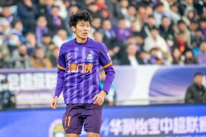 记者：赛后问谢维军怎么中途下场，他指着肋骨说了句“裂了”