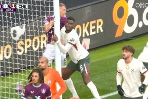 巴迪亚西勒防守时将伯恩利球员挤出底线，被裁判出示黄牌