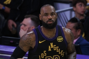 记者：科比出战最后一场季后赛时32岁 詹姆斯加盟湖人时已经34岁