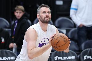 老当益壮！乐福首节三分5中4射落12分&另有1帽 帮助爵士领先14分