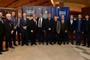 每体：拉波尔塔出席巴萨球员协会的圣诞晚宴并致辞