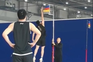 郑祺龙参加CBA体测 摸高超越测试器上限直接获得满分