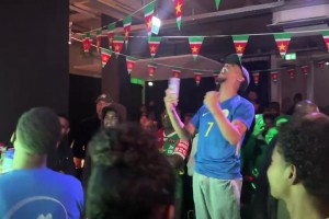 库拉索球迷已经疯掉啦！他们成功晋级世界杯，作为国足球迷羡慕啊