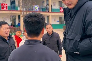 感受一下姚式幽默！姚明在河北探访与篮球队小球员聊天逗乐