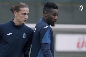 奥纳纳都能当教练给球员支招啦~特拉布宗球员听得一愣一愣的~